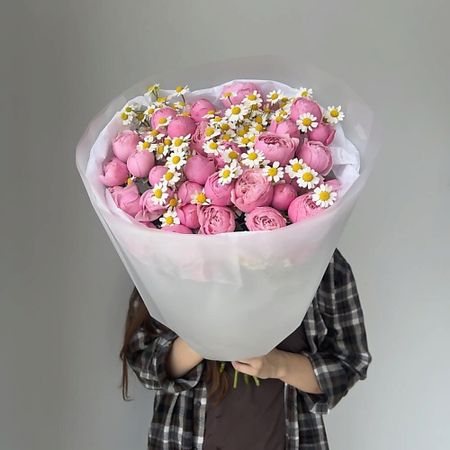 Букет живых цветов CHALET GREEN Букет из кустовых роз ягодного цвета и ромашек в размере М