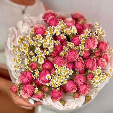 Букет живых цветов CHALET GREEN Как из Pinterest Пионовидные кустовые розы и ромашки искусственные розы green aloes 12 шт