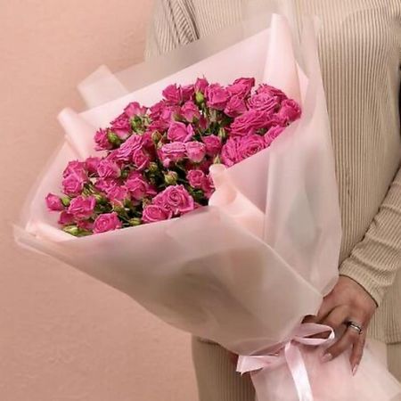 Букет живых цветов CHALET GREEN Изящный розовый букет из 11 кустовых роз 0690М-011