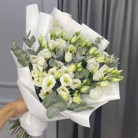 Букет живых цветов CHALET GREEN Нежный букет из белой эустомы (лизиантус) с эвкалиптом