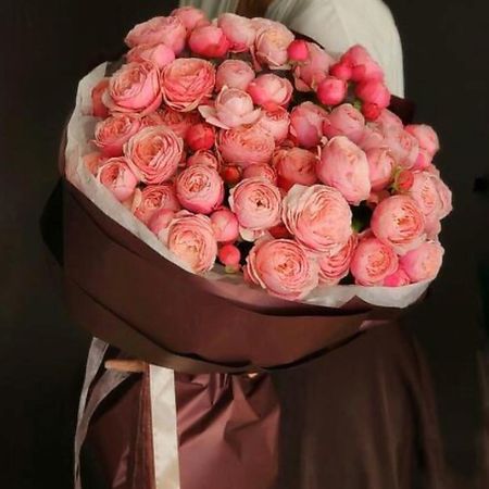 Букет живых цветов CHALET GREEN 15 пионовидных роз SILVA PINK