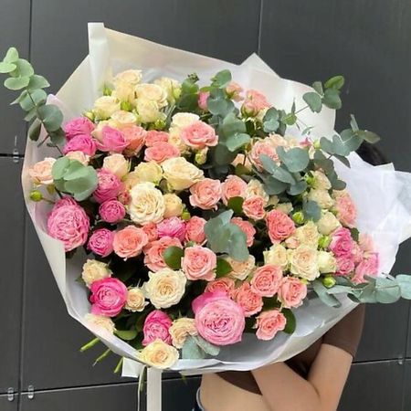 Букет живых цветов CHALET GREEN Сочный букет кустовых премиальных роз с эвкалиптом / большой букет цветов с доставкой