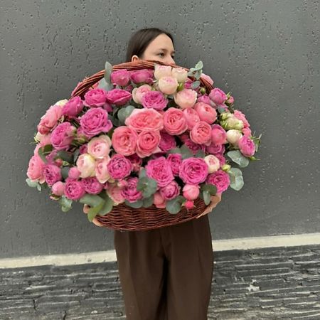 Букет живых цветов CHALET GREEN Кустовые пионовидные розы с эвкалиптом в корзине искусственные розы green aloes 12 шт