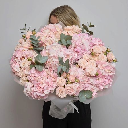 Букет живых цветов CHALET GREEN Авторский букет из розовых гортензий и пионовидных кустовых роз Бомбастик