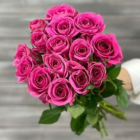 Букет живых цветов БУКЕТ МАРКЕТ ДАРИТЕ С УДОВОЛЬСТВИЕМ Букет из 11 малиновых роз с лентой Кения 40 см