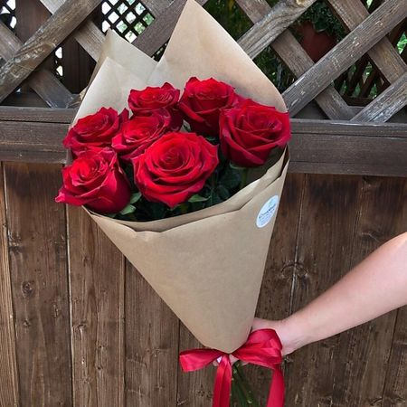 Букет живых цветов GREEN STUDIO Букет из 7 роз Premium Explorer оригинальный комплект oem брызговиков брызговики брызговики для 2020 2023 ford explorer