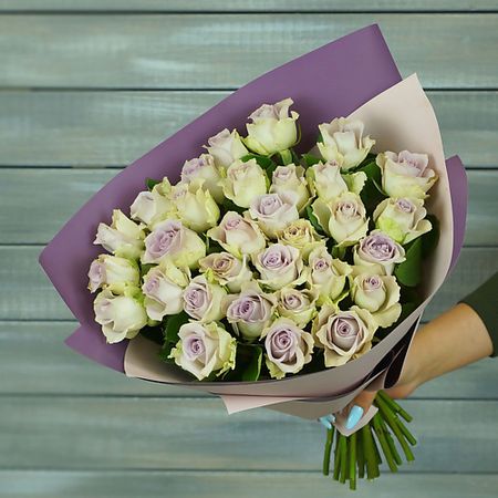 Букет живых цветов БУКЕТ МАРКЕТ ДАРИТЕ С УДОВОЛЬСТВИЕМ 31 сиреневая роза в упаковке Кения 40 см
