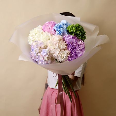 Букет живых цветов БУКЕТНЫЙ ДОМИК Букет из 7 гортензий миниатюрный домик из смолы