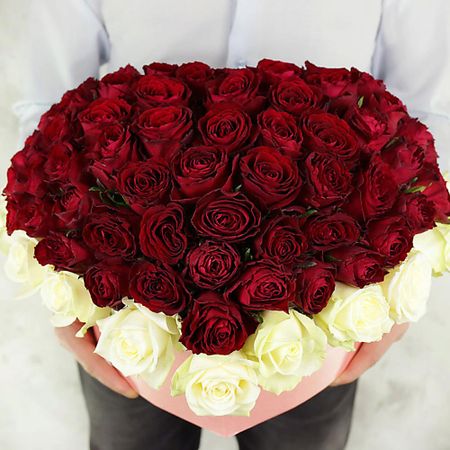 Букет живых цветов БУКЕТ МАРКЕТ ДАРИТЕ С УДОВОЛЬСТВИЕМ Композиция из 101 розы в сердце, Кения