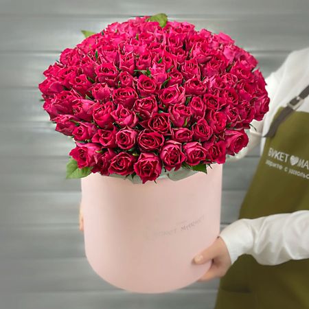 Букет живых цветов БУКЕТ МАРКЕТ ДАРИТЕ С УДОВОЛЬСТВИЕМ Букет из 101 малиновой Кенийской розы в шляпной коробке