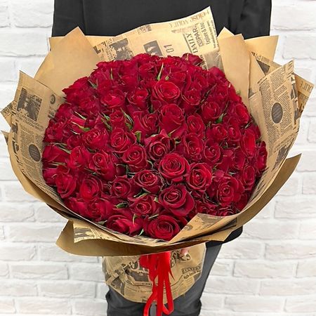 Букет живых цветов STUDIO FLORISTIC Букет из красных роз 101 шт с конфетами Raffaello