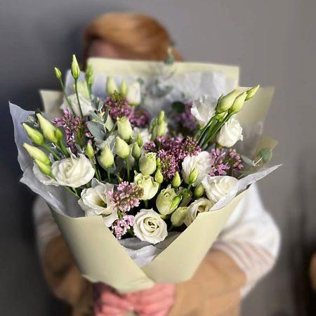 Букет живых цветов LE BOUQUET Букет из сирени с лизиантусами искусственный шелковый ок сирени 100 см amuixui