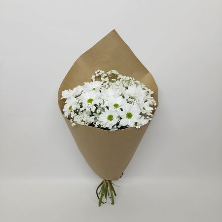 Букет живых цветов ЗЕФИРКО Букет ромашковых хризантем в крафте Белый