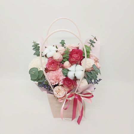 Букет живых цветов ЗЕФИРКО Букет в сумочке Диана