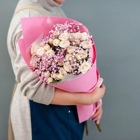 Букет живых цветов ЦВЕТНИК ЦВЕТЫ И ПОДАРКИ Букет с кустовой розой и гипсофилой в розовых цветах