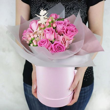 Букет живых цветов БУКЕТ МАРКЕТ ДАРИТЕ С УДОВОЛЬСТВИЕМ Композиция из роз и гортензий в шляпной коробке