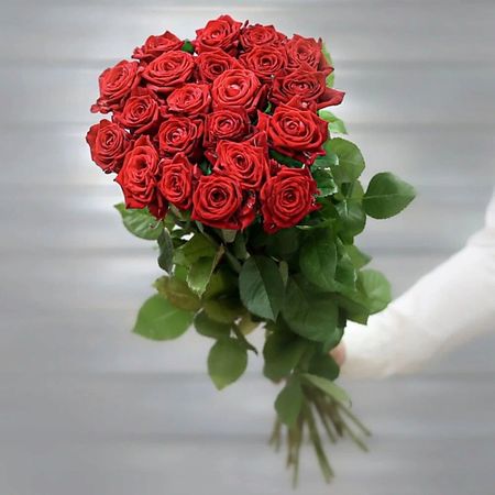 Букет живых цветов БУКЕТ МАРКЕТ ДАРИТЕ С УДОВОЛЬСТВИЕМ Букет из 31 красной розы (Россия) с лентой 60 см коньяк   резерв 5 звезд россия 0 25 л