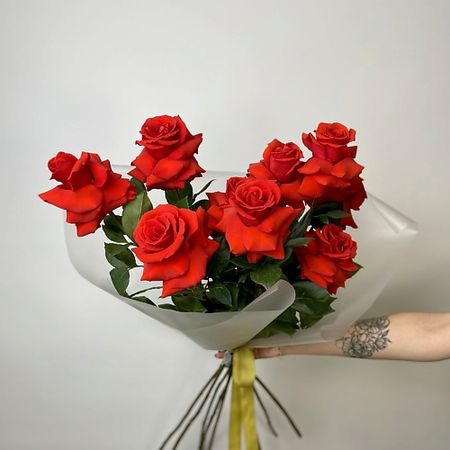 Букет живых цветов БУКЕТНЫЙ ДОМИК Моно-букет из 9 роз Нина миниатюрный домик из смолы