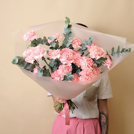 Букет живых цветов БУКЕТНЫЙ ДОМИК Дуо-букет 21 гвоздика и эвкалипт миниатюрный домик из смолы