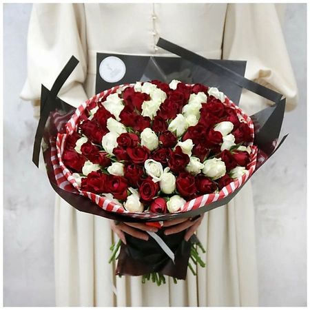 Букет живых цветов БУКЕТ МАРКЕТ ДАРИТЕ С УДОВОЛЬСТВИЕМ Букет из 101 розы - Красное и Белое Кения 40 см.