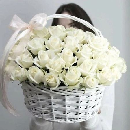 Букет живых цветов GLOW FLOWERS Белые розы  в корзине, монобукет живых цветов ные полимерные розы tsxjy 6 шт