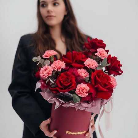Букет живых цветов FLOWER DANCE Цветы в коробке с розами
