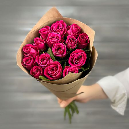 Букет живых цветов БУКЕТ МАРКЕТ ДАРИТЕ С УДОВОЛЬСТВИЕМ Букет из 11 малиновых роз в крафте Кения 40 см.