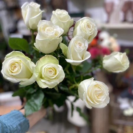 Букет живых цветов ЦВЕТЫ ДЛЯ ВАС Букет из 9 белых роз (Эквадор) 60 см