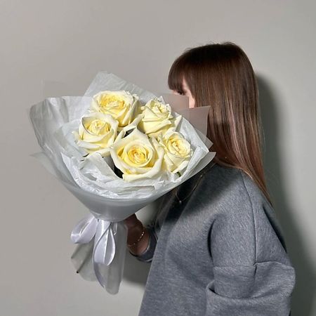 Букет живых цветов VE VALDI ЦВЕТЫ КАК ИСКУССТВО Пять минут счастья солнечная статуэтка кошки счастья acrddk