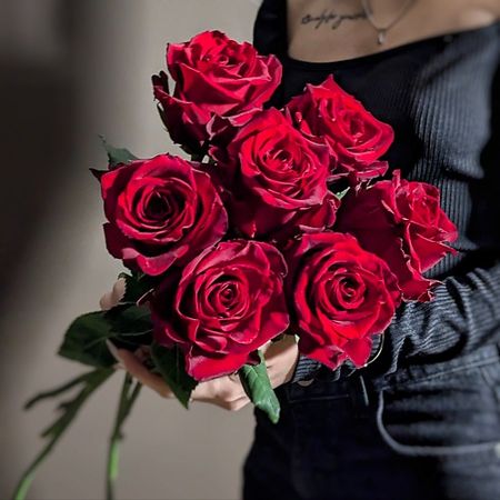 Букет живых цветов KRASFLOWERS Сила чувств семь роз Explorer монет семь чудес мира