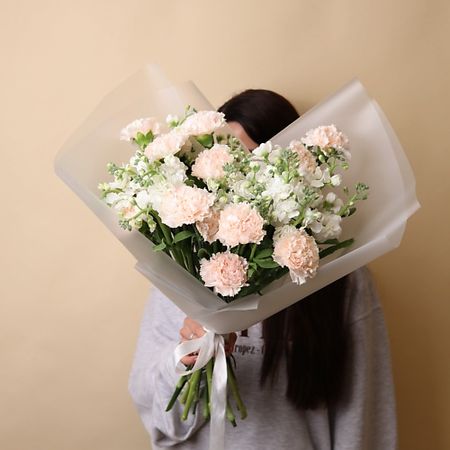 Букет живых цветов БУКЕТНЫЙ ДОМИК Дуо-букет 11 гвоздик с маттиолой миниатюрный домик из смолы