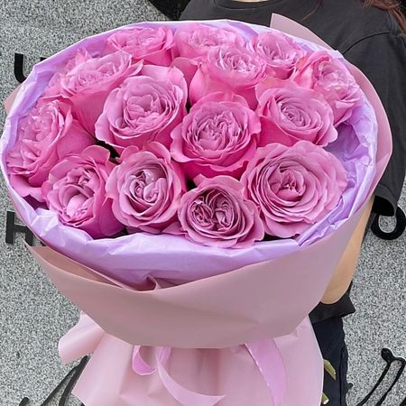 Букет живых цветов FLORES 15 пионовидных пышных розовых роз QUEENS CROWN в упаковке