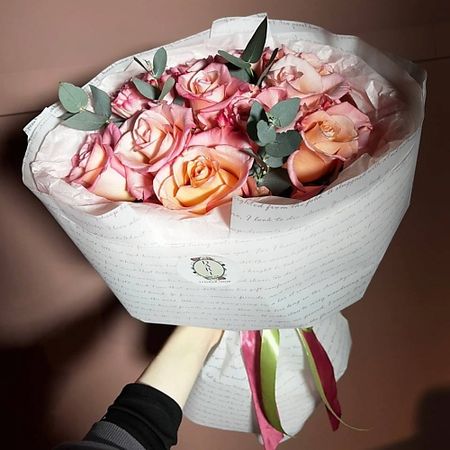 Букет живых цветов DARI ЦВЕТЫ Монобукет из роз с эвкалиптом