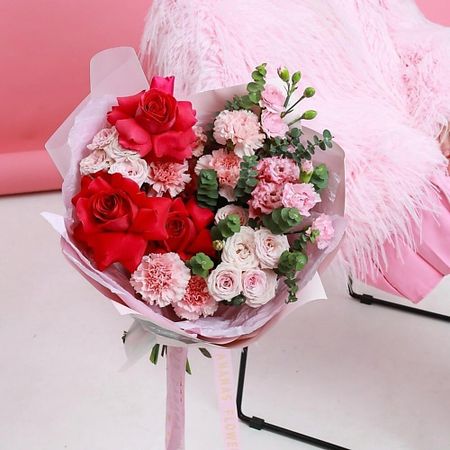 Букет живых цветов ANANAS FLOWERS Авторский букет из ярких малиновых роз и эвкалипта