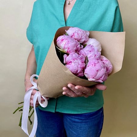 Букет живых цветов БУКЕТНЫЙ ДОМИК Букет из 7 пионов миниатюрный домик из смолы