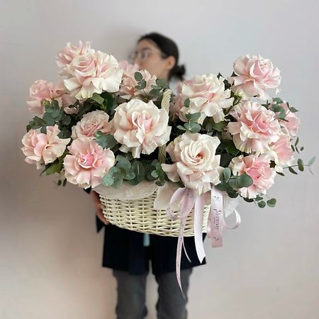 Букет живых цветов MARIMAY «Тайна розового сада» — нежно-розовые французские розы с эвкалиптом в корзине светящиеся фигурки для сада