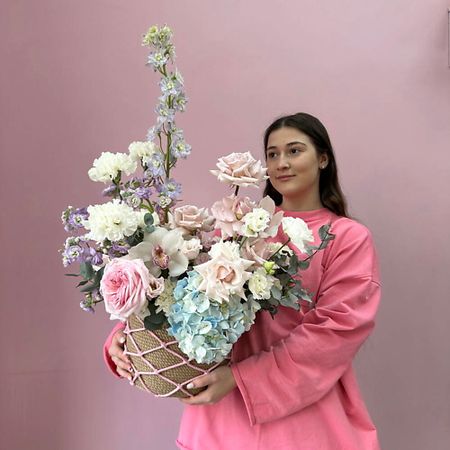 Букет живых цветов ЗАЦВЕТАЙ. ЦВЕТОЧНЫЙ БУТИК Корзина с цветами «Нимфея» с роскошным дельфиниумом и нежными розами винтажные наклейки с розами tiamech