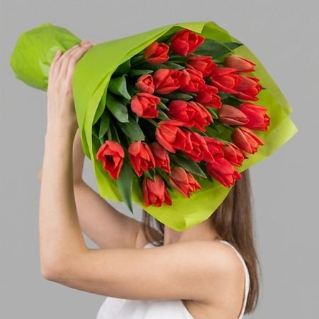 Букет живых цветов ВОРНИКОВ - БУКЕТЫ VORNIKOV BOUQUETS Букет из 25 тюльпанов красных