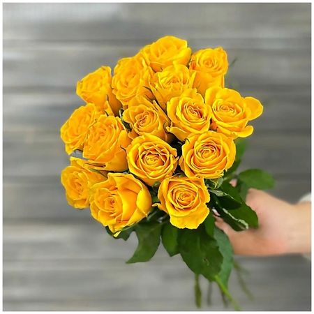 Букет живых цветов БУКЕТ МАРКЕТ ДАРИТЕ С УДОВОЛЬСТВИЕМ Букет из 17 желтых роз с лентой Кения 40 см
