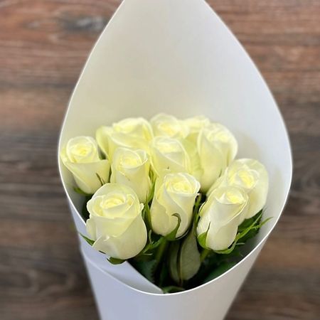 Букет живых цветов ЦВЕТЫ ДЛЯ ВАС Букет из 11 белых роз 25 см 50 см в упаковке шоколадные трюфели победа вкуса с марципаном 60 г 4 шт в упаковке