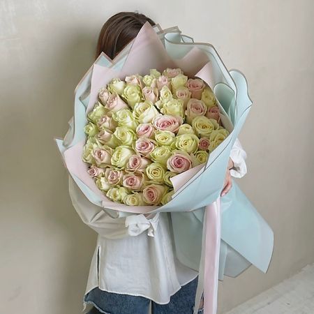 Букет живых цветов ALLFLOW 51 роза бело-розовая