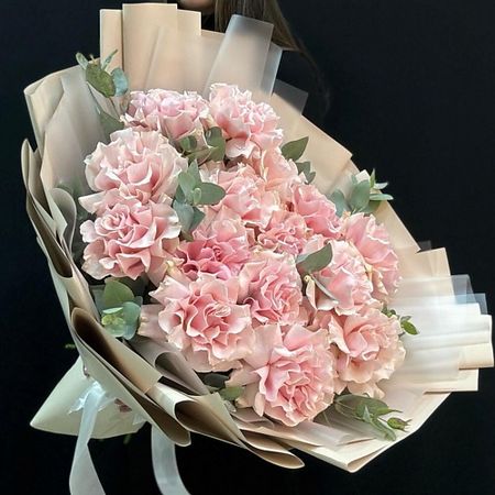 Букет живых цветов VIBE СТУДИЯ ЦВЕТОВ И ПОДАРКОВ Букет из 15 французских роз с эвкалиптом