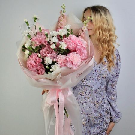 Букет живых цветов ANANAS FLOWERS Авторский букет из нежной эустомы и диантусов