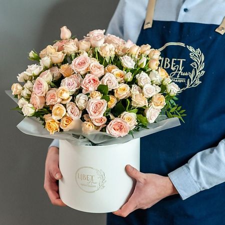 Букет живых цветов ЦВЕТНИК ЦВЕТЫ И ПОДАРКИ Кустовая роза в шляпной коробке размер XL