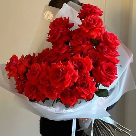 Букет живых цветов ASTRA FLOWER BOUTIQUE Букет из 49 французских роз декоративные наклейки blingird flower