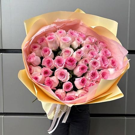 Букет живых цветов ALLFLOW 45 роз бело-розовых 50 розовых атласных бантиков
