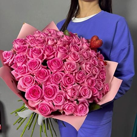 Букет живых цветов GLOW FLOWERS Монобукет из 55 малиновых роз с топпером