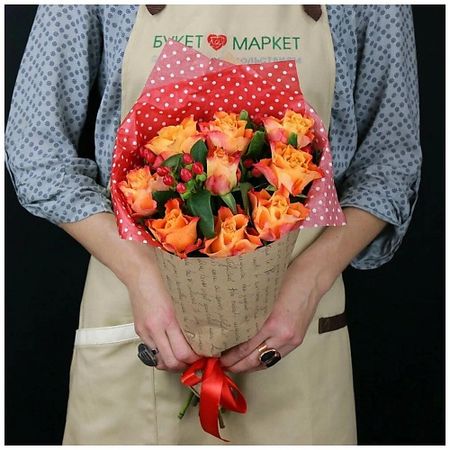 Букет живых цветов БУКЕТ МАРКЕТ ДАРИТЕ С УДОВОЛЬСТВИЕМ Букет с розами и гиперикумом