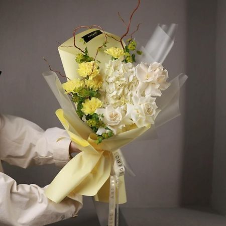 Букет живых цветов ANANAS FLOWERS Авторский букет из роз и гортензии