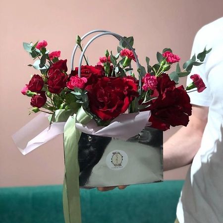 Букет живых цветов DARI ЦВЕТЫ Сборная композиция в сумке